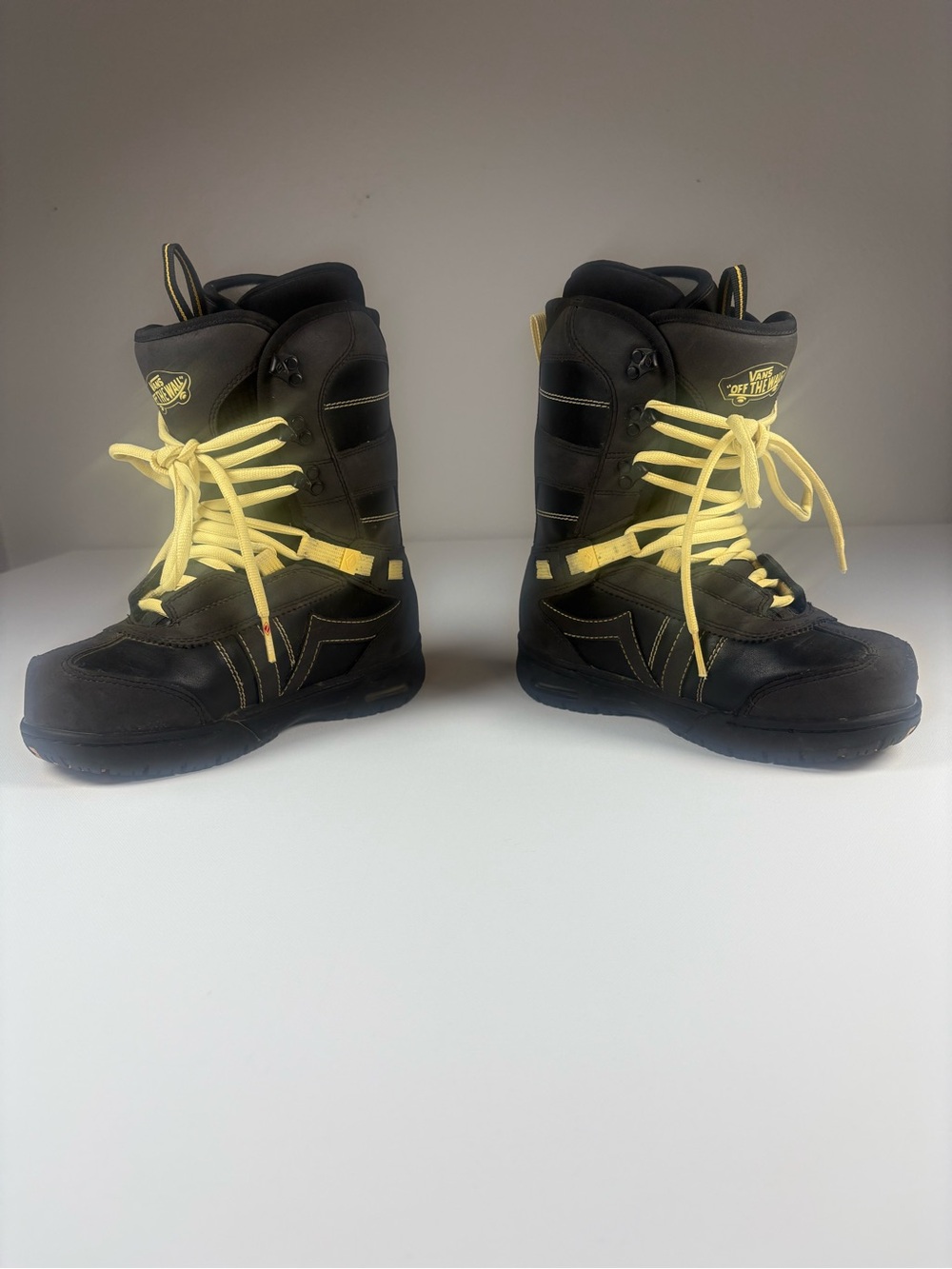 Vans Hi Stabdard Women’s Black Snowboard Boots with Yellow Laces Size 7